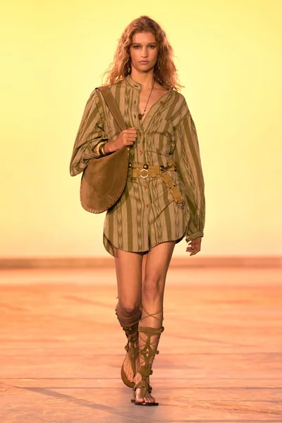 Look 14
